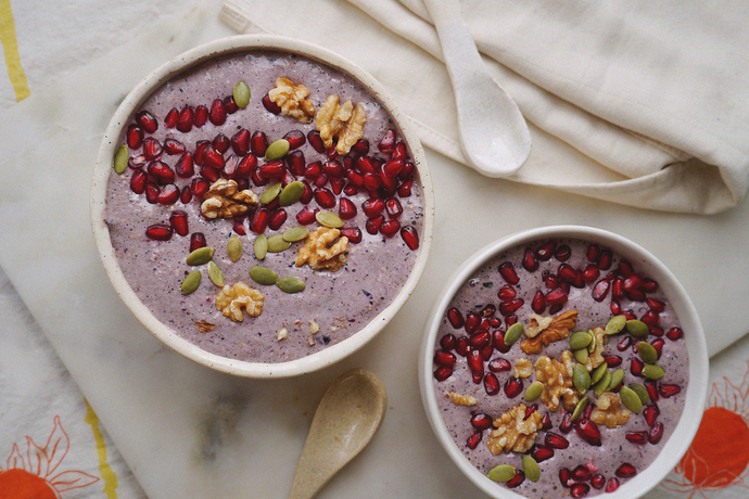 BLUEBERRY SMOOTHIE WITH POMEGRANATE, SEEDS AND WALNUTS
